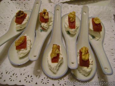 Culleretes de formatge de cabra amb codonyat i nous